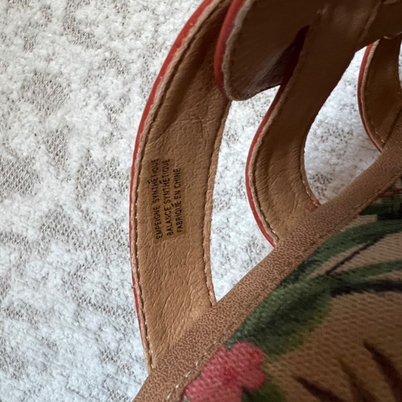 B O C sandals NWOT - Picture 3 of 5